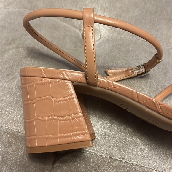 Nine west brand tan embossed, soft strap, shoes, new - Picture 3 of 5